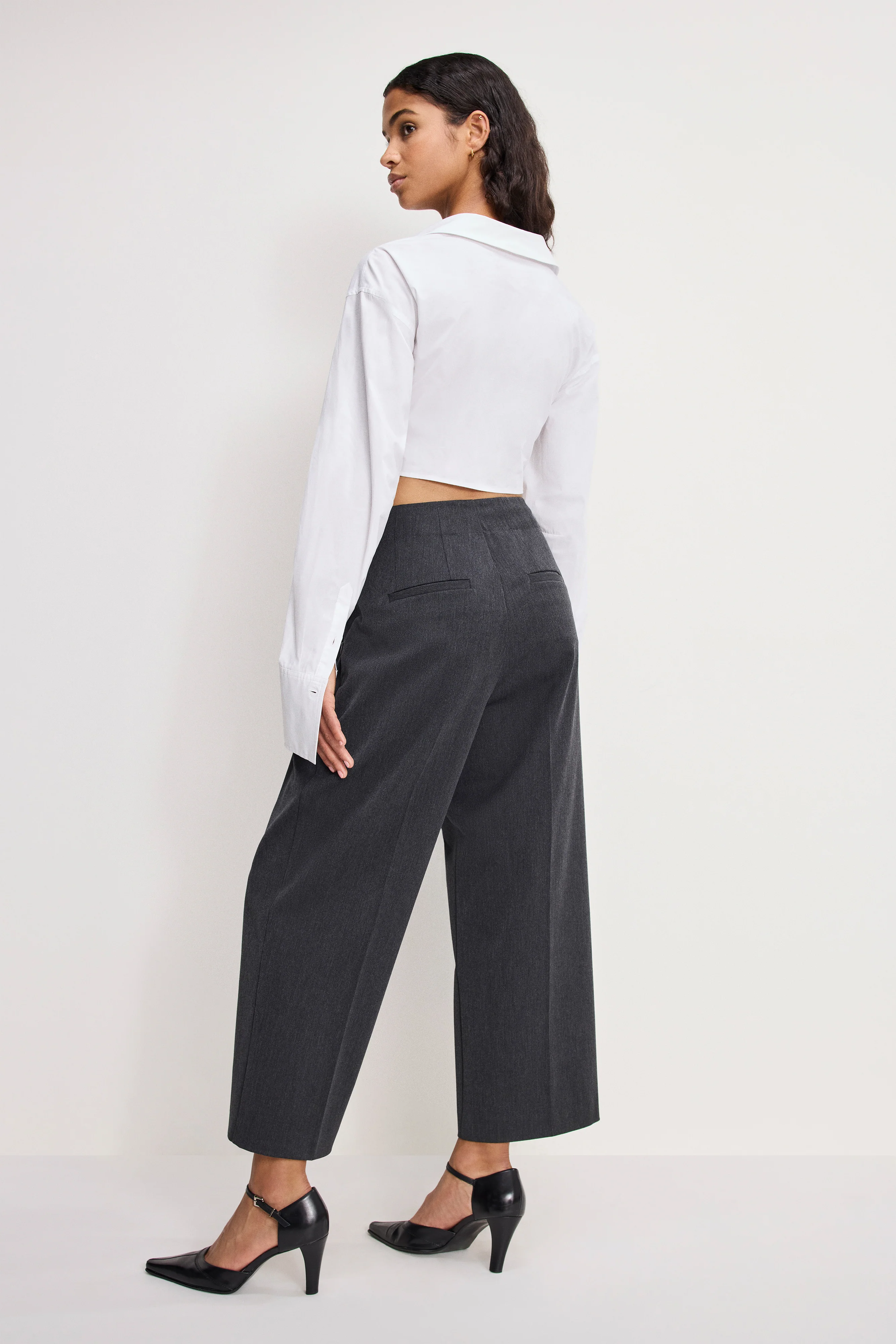 ESSENTIAL SUITING PLEATED CROPPED TROUSERS | DARK HEATHER GRAY - Image 4